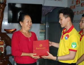 BACHCOM đồng hành cùng Đoàn thanh niên Học Viện Cán bộ T.P Hồ Chí Minh trao quà Tết cho hộ nghèo ở Long An