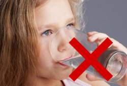 Uống nhiều nước tốt cho cơ thể, tuy nhiên có hai mốc thời gian trong ngày cần đặc biệt lưu ý: Vào thời điểm này uống nước càng ít càng tốt